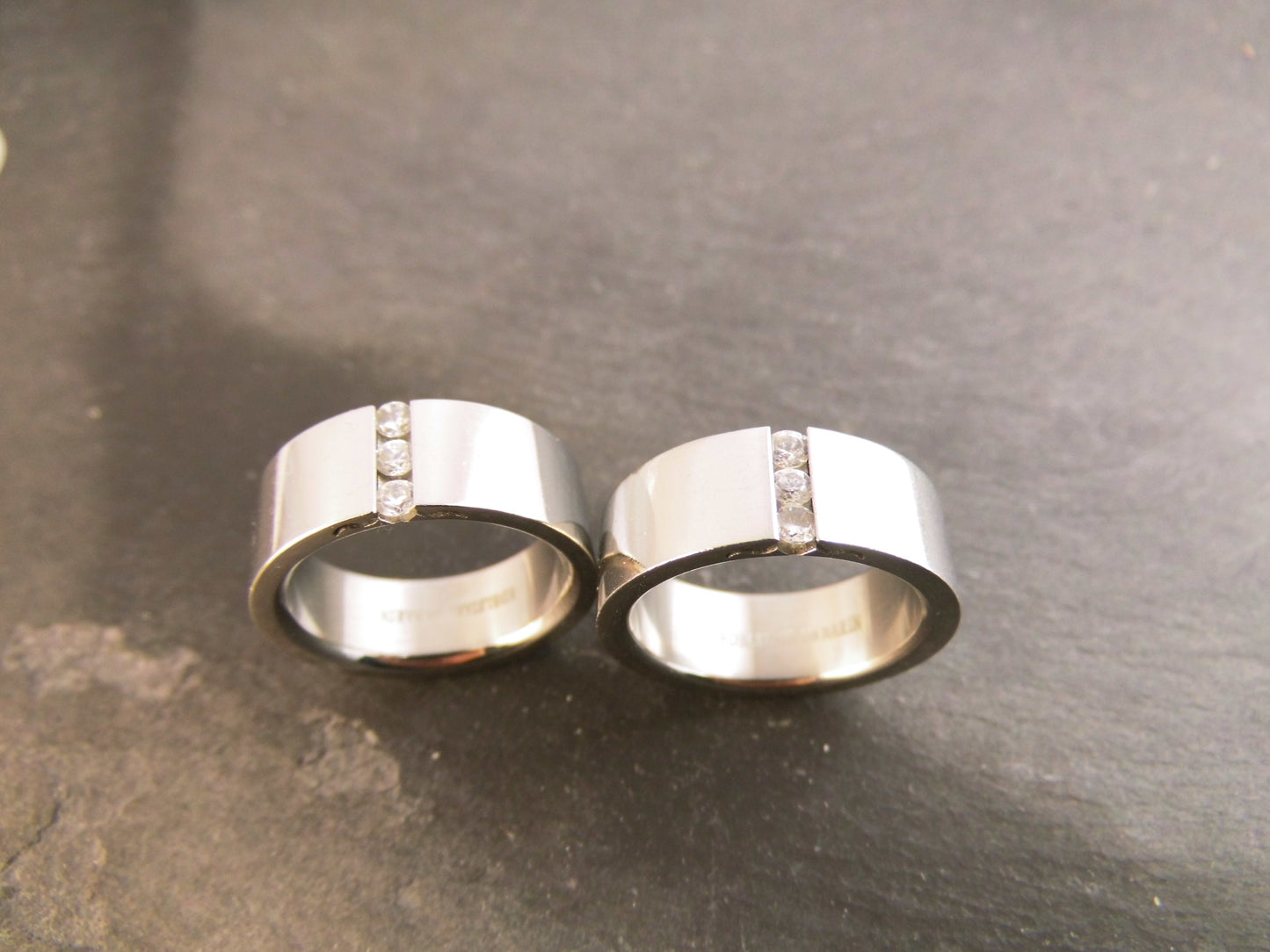 Edelstahl Fingerring mit Glitzersteinen Größe 18