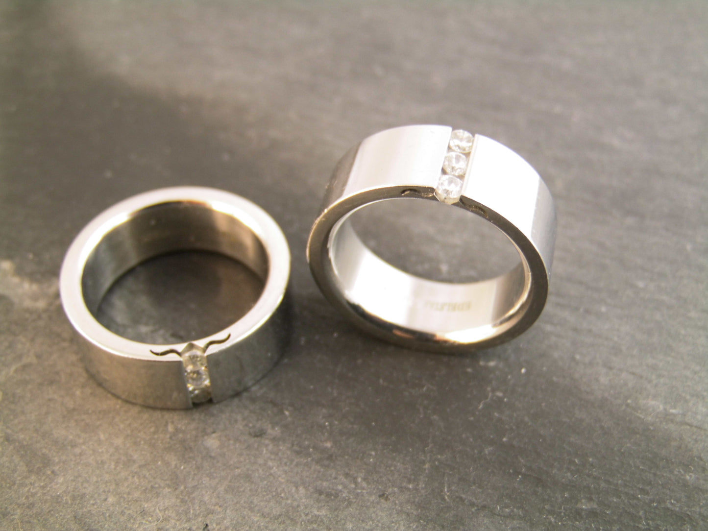Edelstahl Fingerring mit Glitzersteinen Größe 18