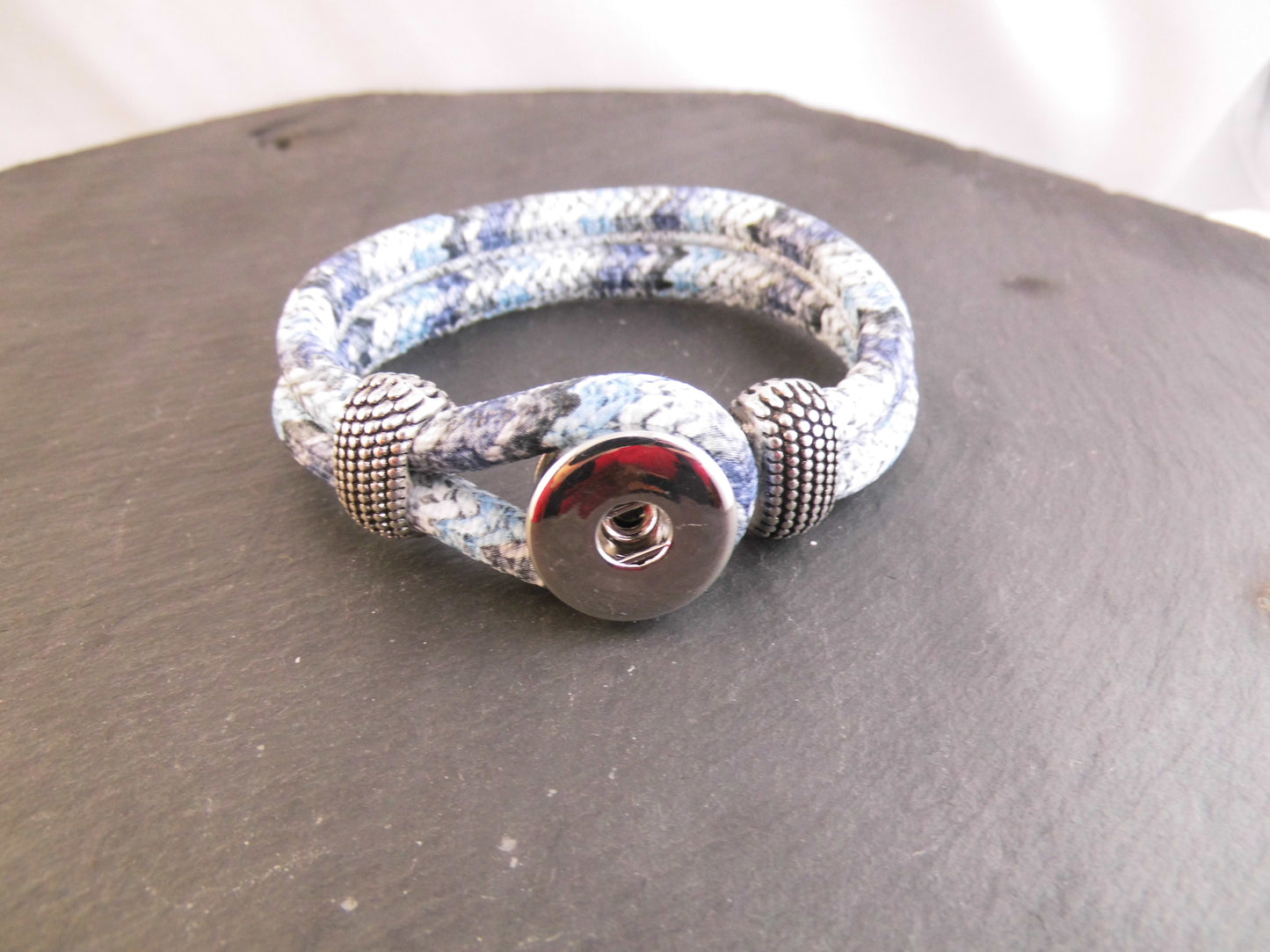Click Button Armband in Blautönen