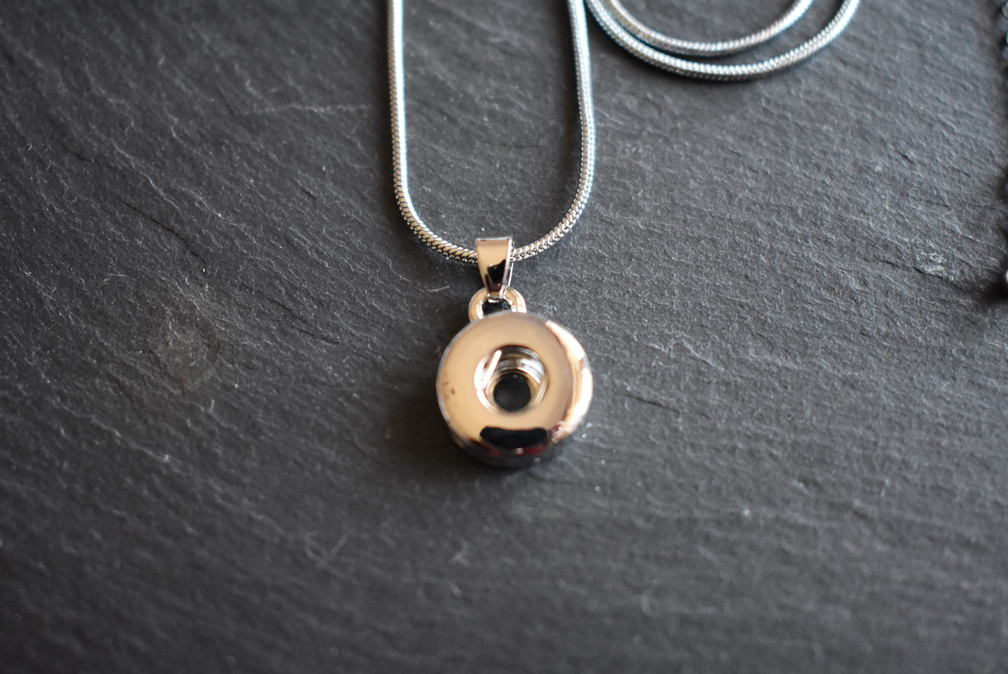 Mini Click Button Kette runder Anhänger klein