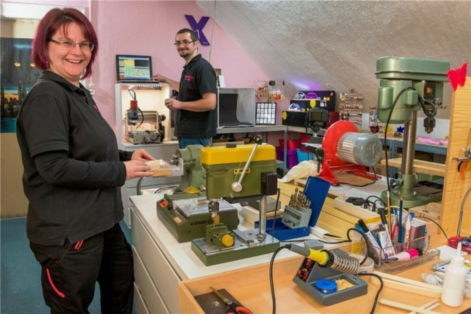 Manufaktur PinkAH! Werkstatt in Seiffen. Sie stellt LED Mini Schwibbogen, Schmuck und Holzdekoartikel Smilinka´s her. Alles als Unikate in Kleinserien oder Einzelstücken. Personalisiert und Individualisierbar.