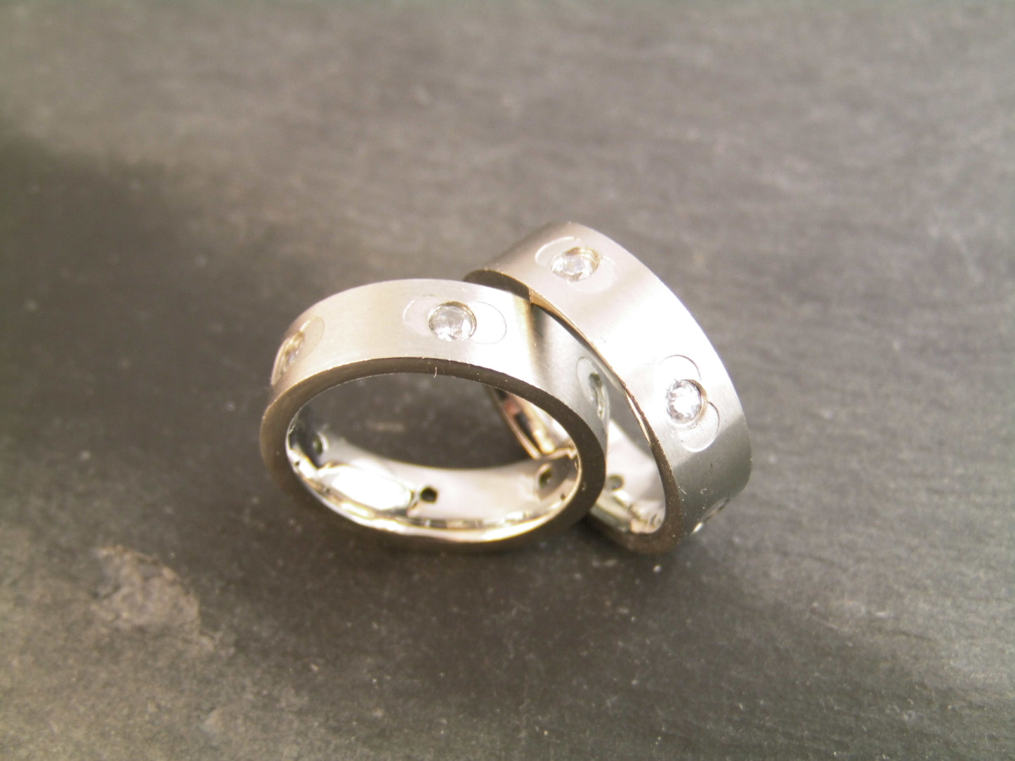 Edelstahl Fingerring mit Glitzersteinen Größe 17