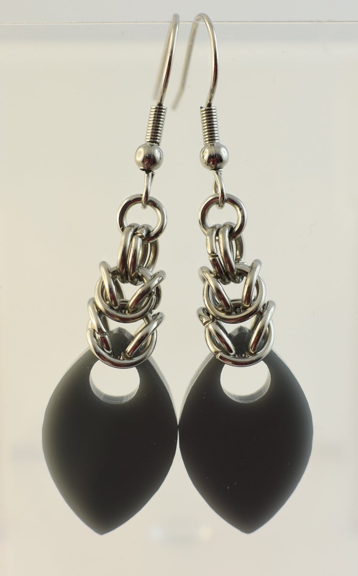 ohrringe-chainmail-chainmaille-kettenhemd-acryl-silber-edelstahl-grau