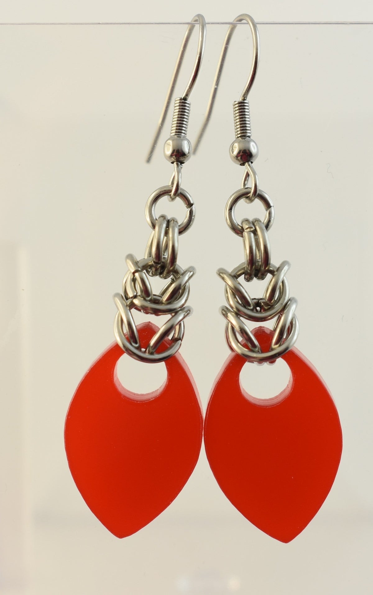 ohrringe-chainmail-chainmaille-kettenhemd-acryl-silber-edelstahl-rot