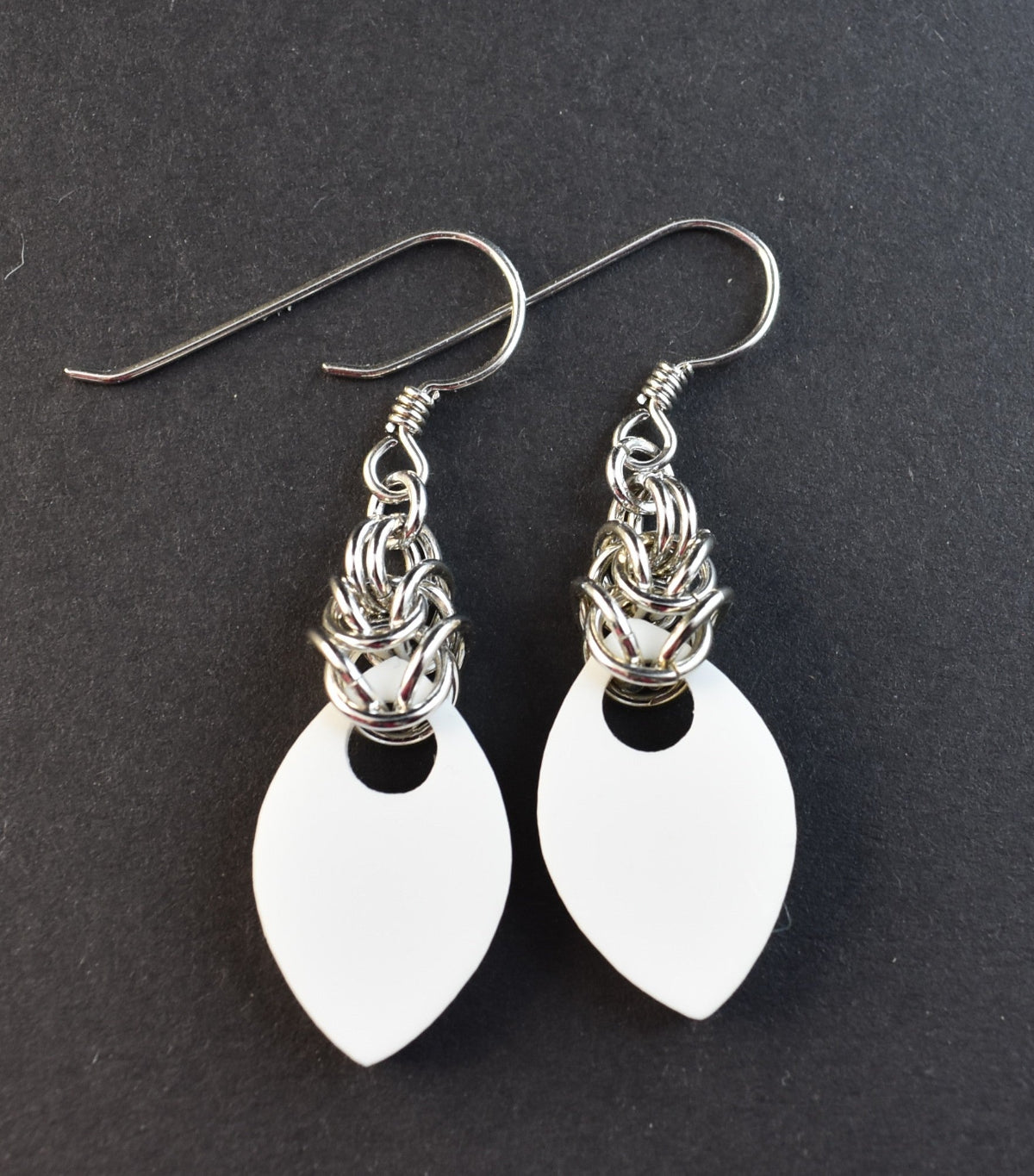 ohrringe-chainmail-chainmaille-kettenhemd-acryl-silber-edelstahl-weiß