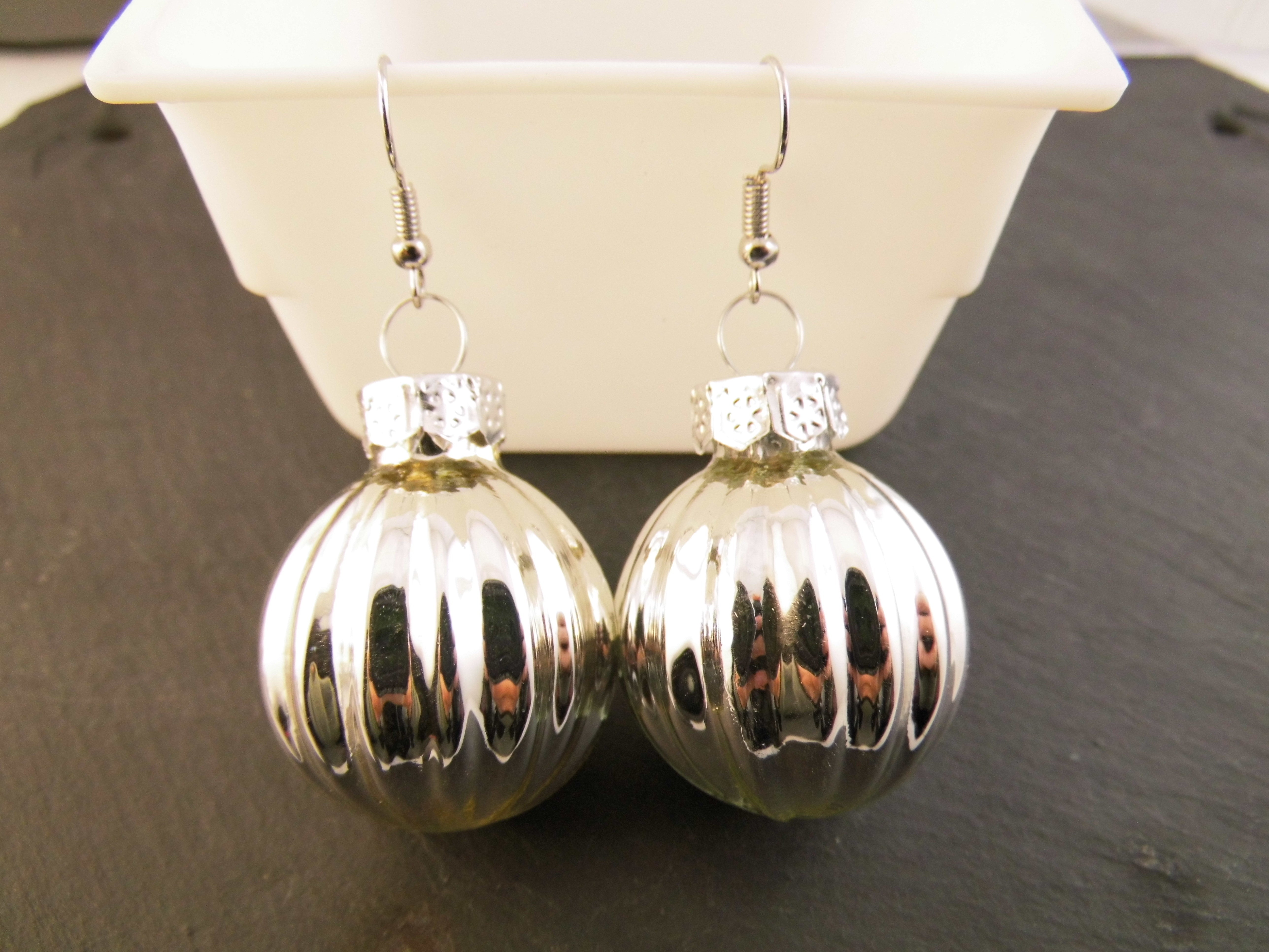 Weihnachtskugel Ohrringe Glas gerippt 2,5 cm verschiedene Farben