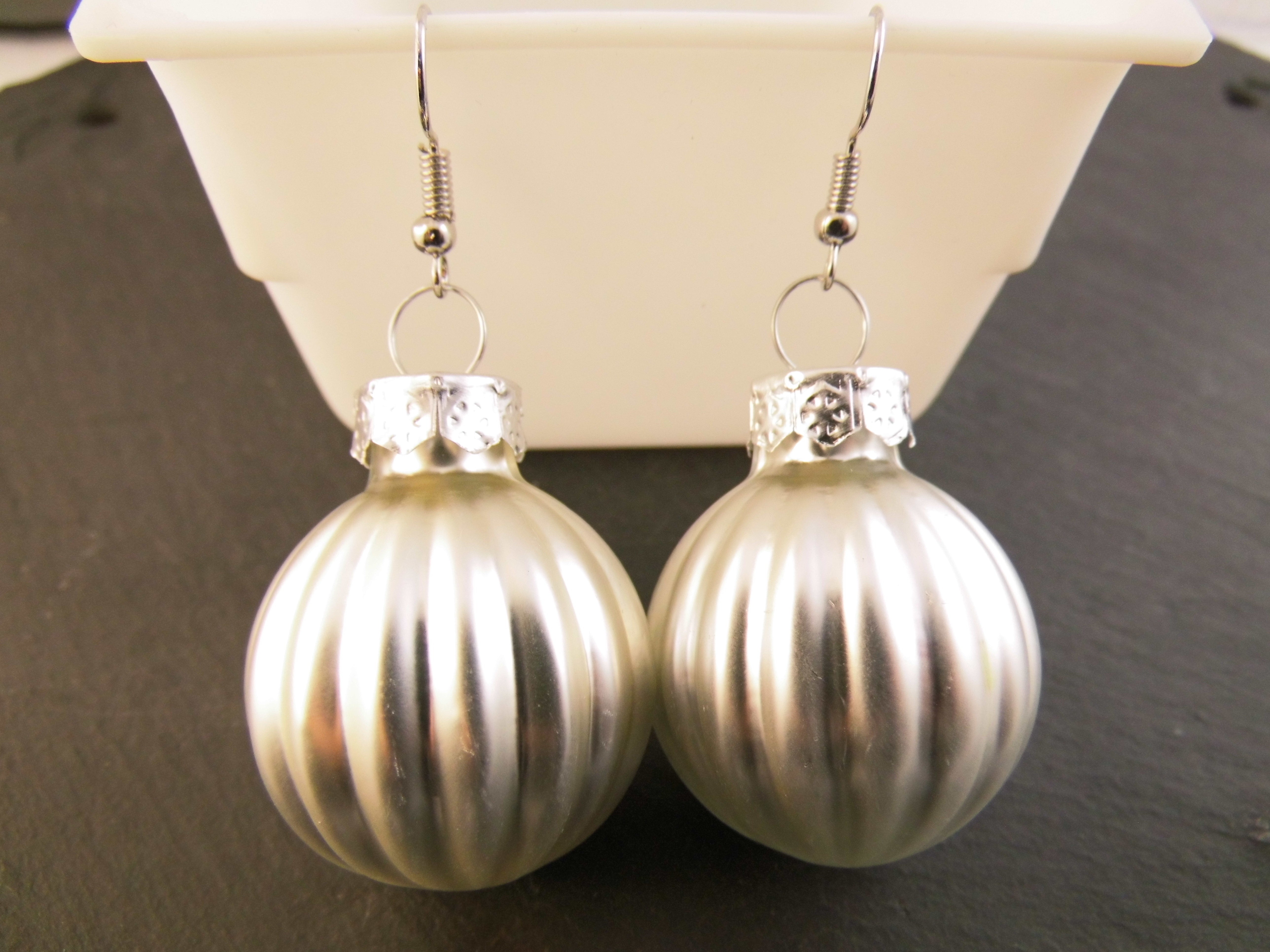 Weihnachtskugel Ohrringe Glas gerippt 2,5 cm verschiedene Farben