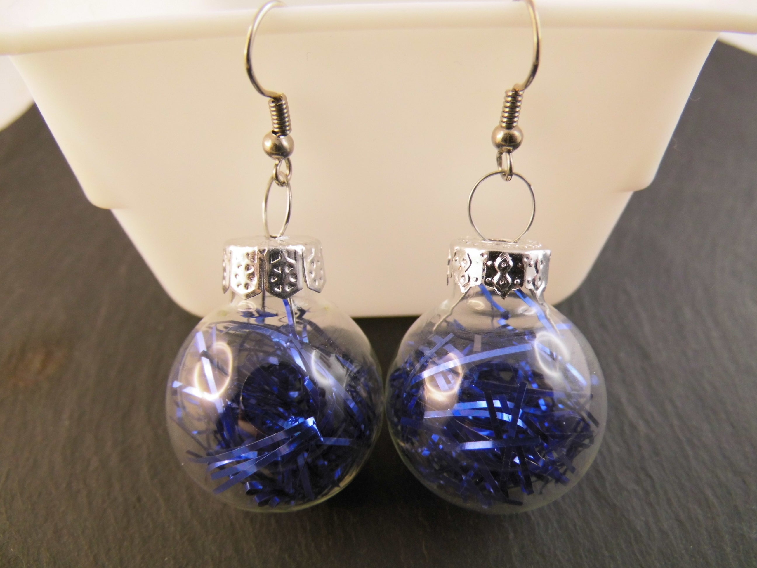 Weihnachtskugel Ohrringe Glas 2,5 cm Glitzerfäden verschiedene Farben