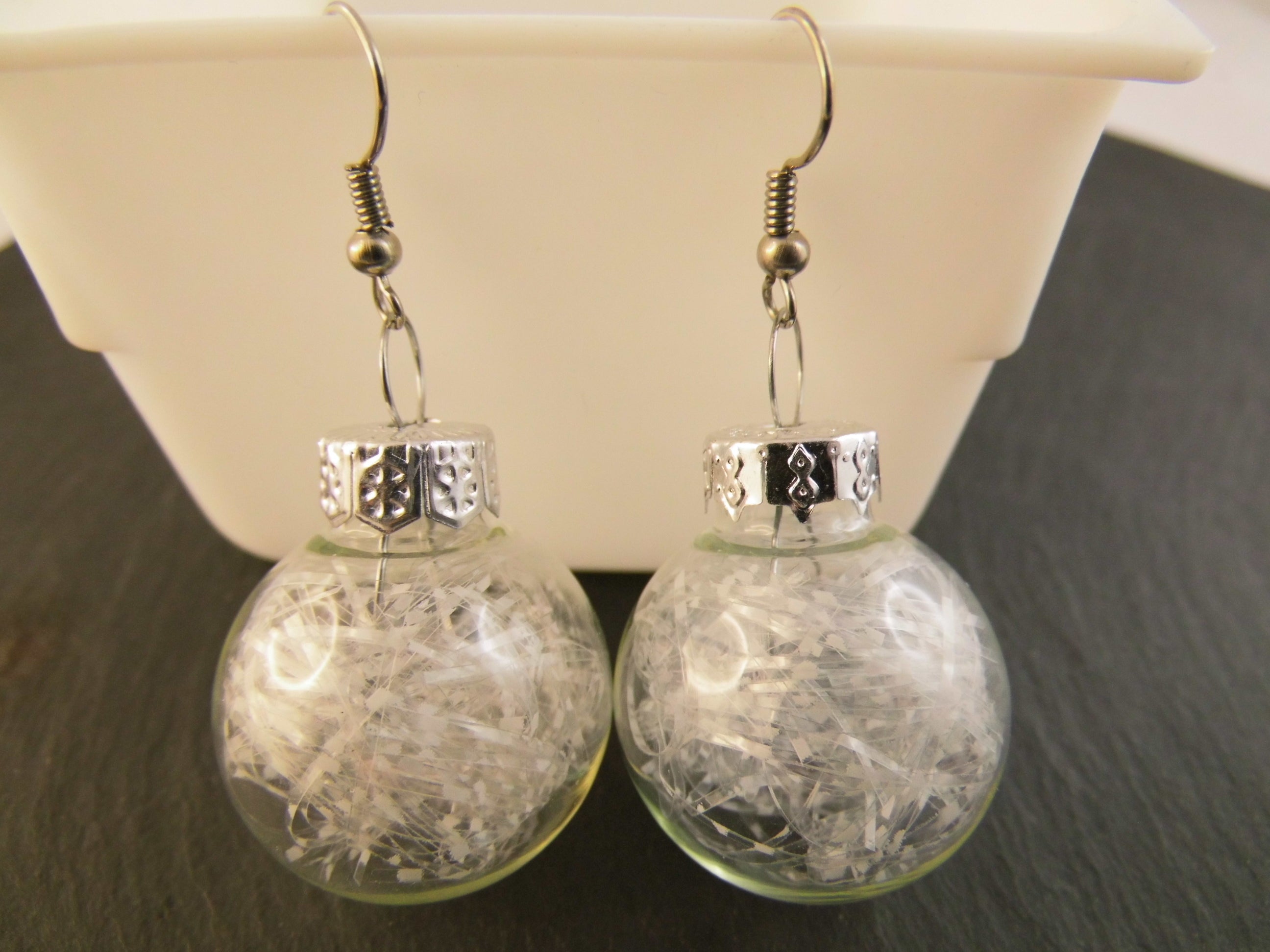 Weihnachtskugel Ohrringe Glas 2,5 cm Glitzerfäden verschiedene Farben