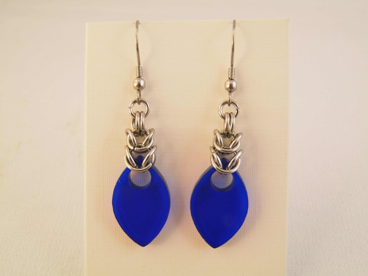 ohrringe-chainmail-chainmaille-kettenhemd-acryl-silber-edelstahl-blau-transparent