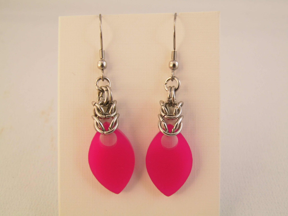 ohrringe-chainmail-chainmaille-kettenhemd-acryl-silber-edelstahl-fuchsia