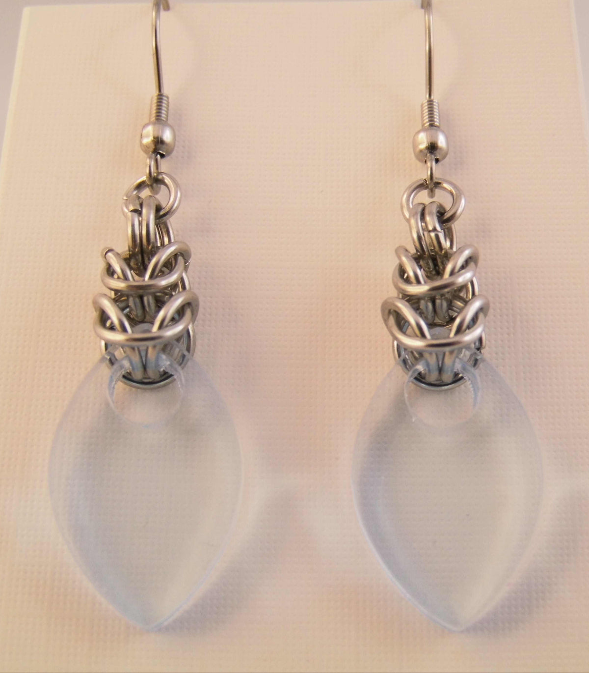 ohrringe-chainmaille-chainmail-kettenhemd-fluoreszierend-gruen-edelstahl-silber