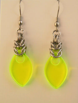 ohrringe-chainmaille-chainmail-kettenhemd-fluoreszierend-gruen-edelstahl-silber