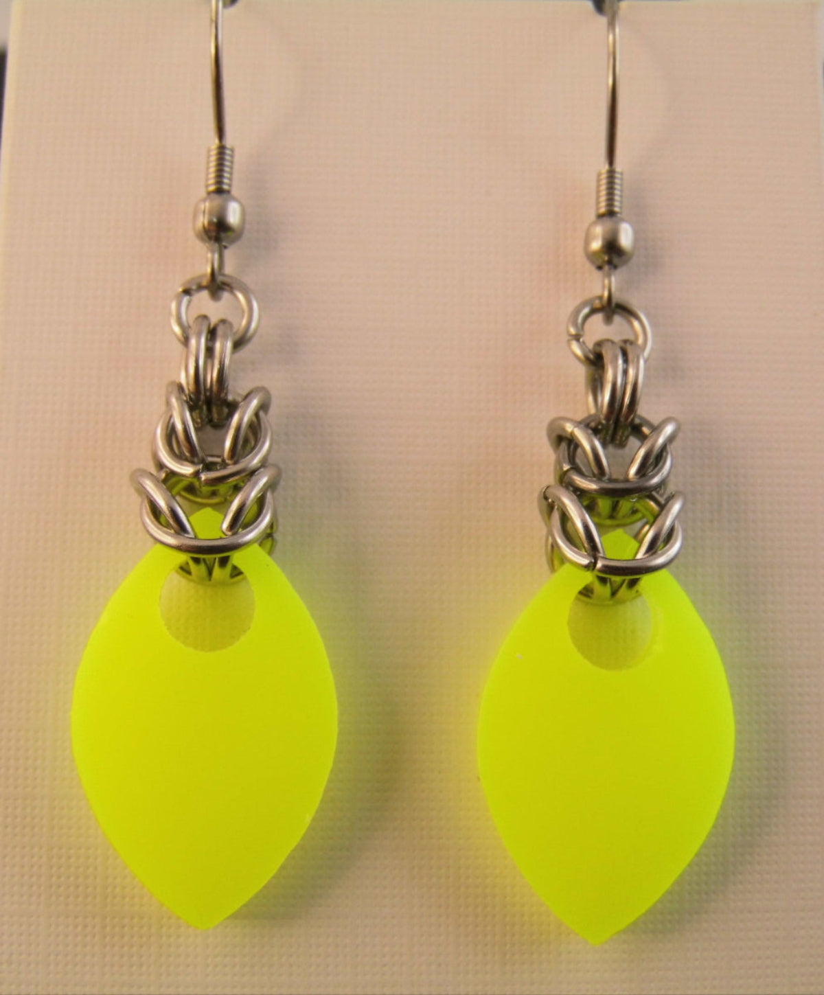 ohrringe-chainmaille-chainmail-kettenhemd-neon-gelb-edelstahl-silber