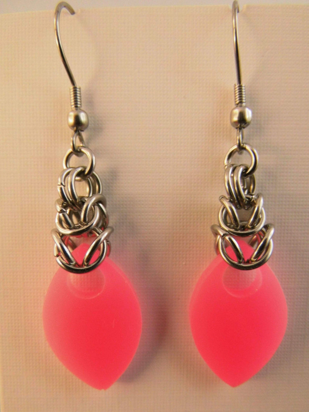 ohrringe-chainmaille-chainmail-kettenhemd-neon-pink-edelstahl-silber