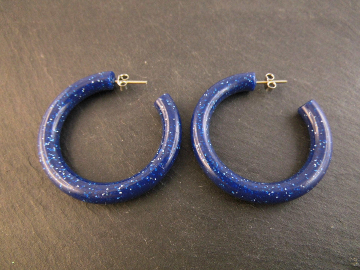 Original Vintage Ohrringe aus den 80er Jahren in Blau mit Glitzer – Kunststoff Creolen mit Ohrstecker und Ohrstoppern