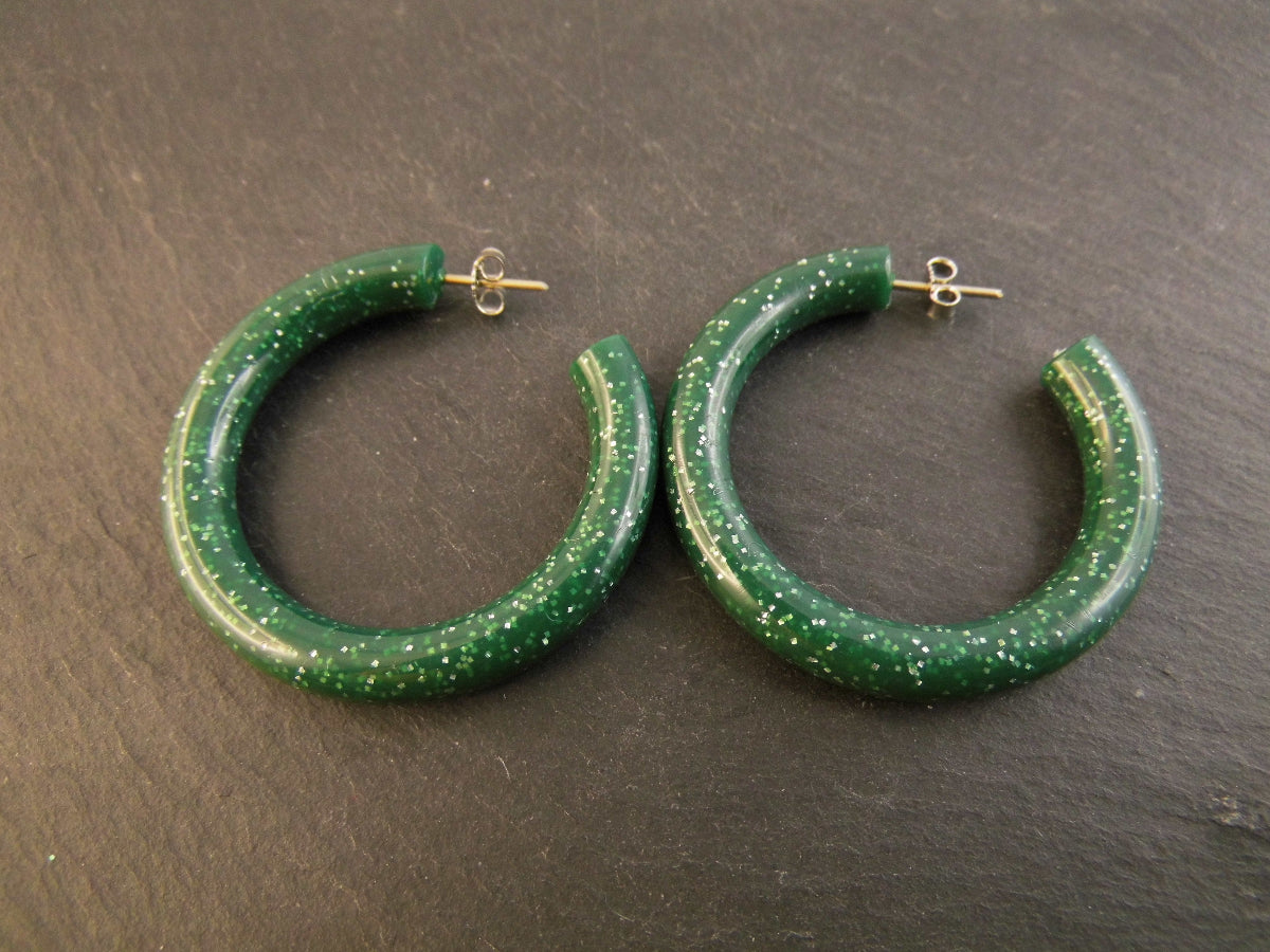 Original Vintage Ohrringe aus den 80er Jahren in Grün mit Glitzer – Kunststoff Creolen mit Ohrstecker und Ohrstoppern