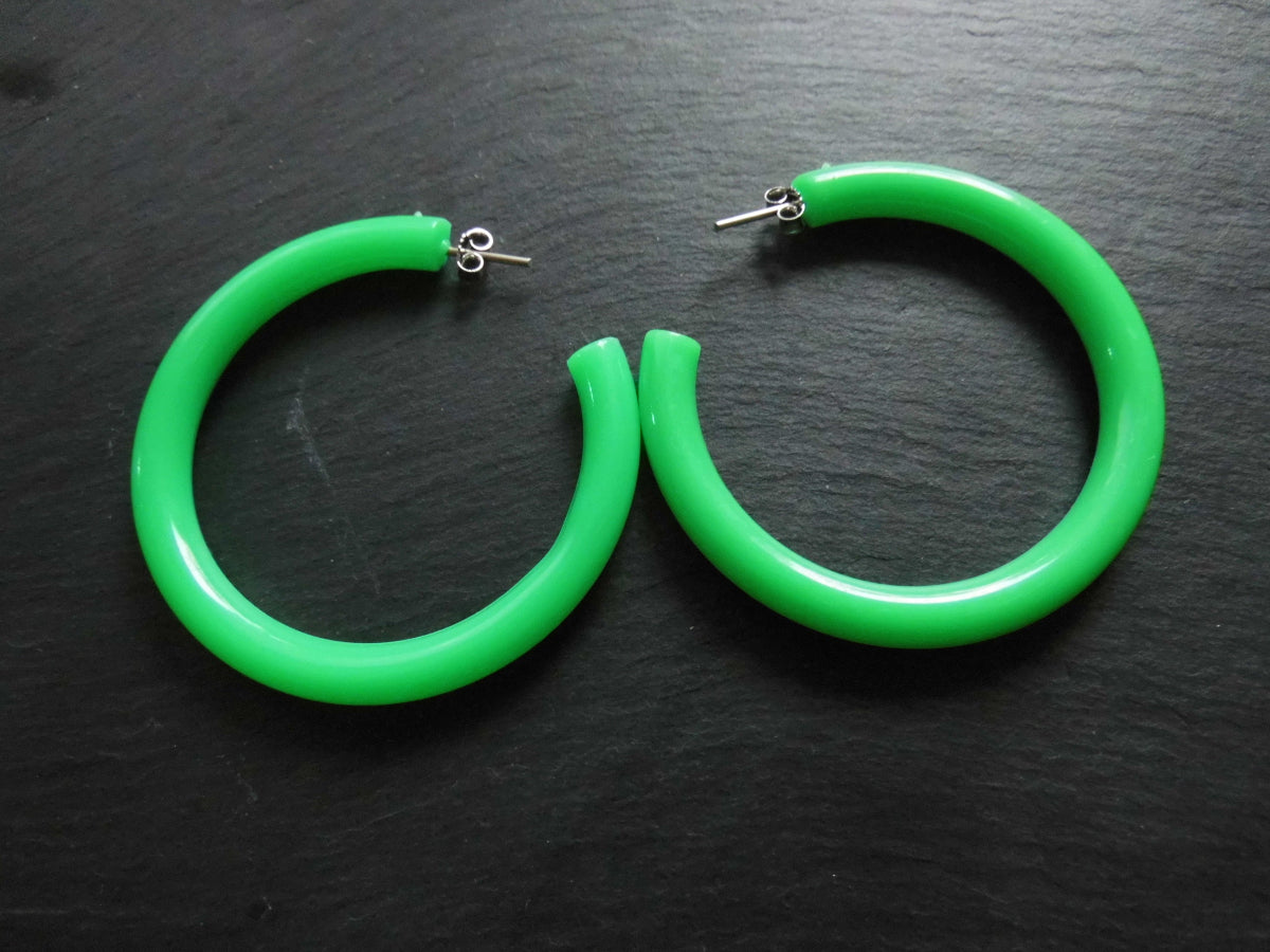 Original Vintage Ohrringe aus den 80er Jahren in Grün – Kunststoff Creolen mit Ohrstecker und Ohrstoppern