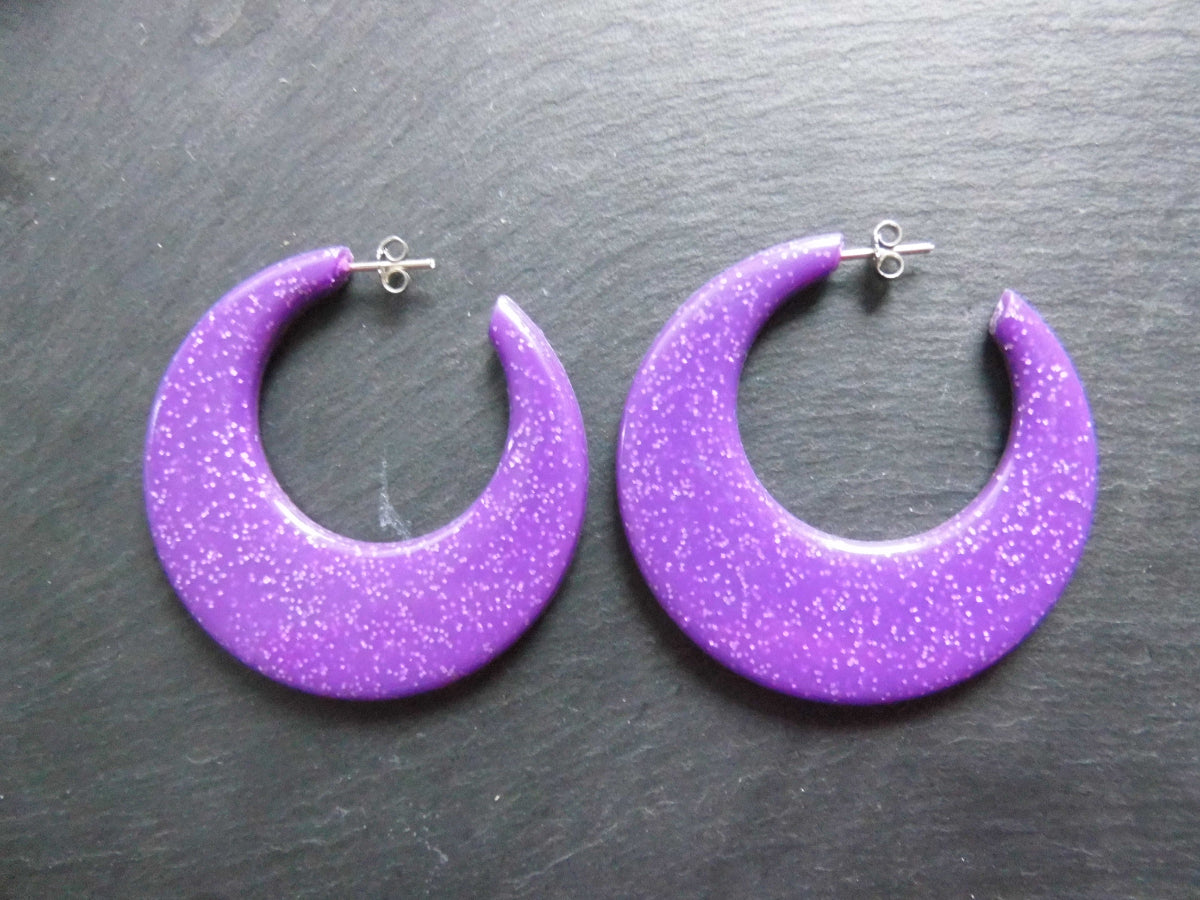 Original Vintage Ohrringe aus den 80er Jahren in Lila mit Glitzer – Kunststoff Creolen mit Ohrstecker und Ohrstoppern