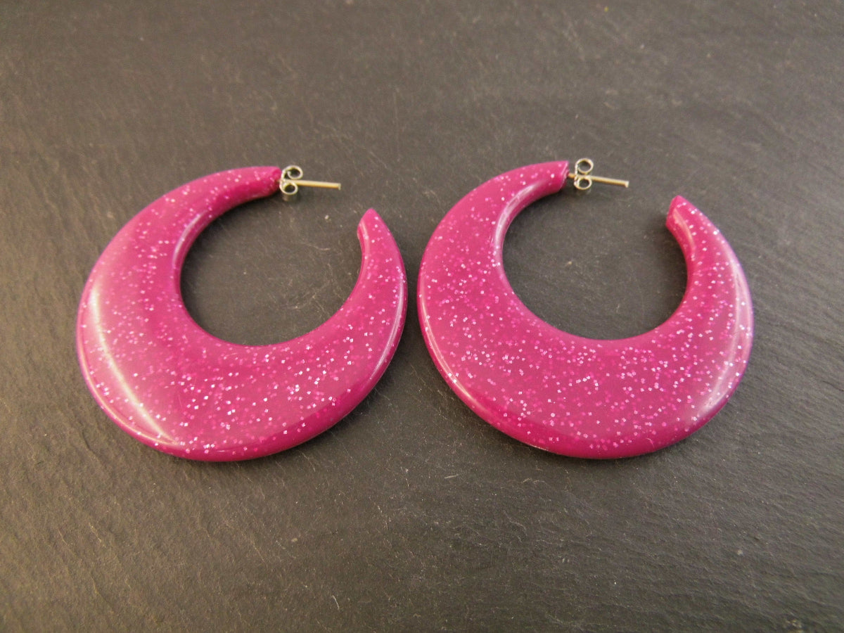 Original Vintage Ohrringe aus den 80er Jahren in Pink mit Glitzer – Kunststoff Creolen mit Ohrstecker und Ohrstoppern