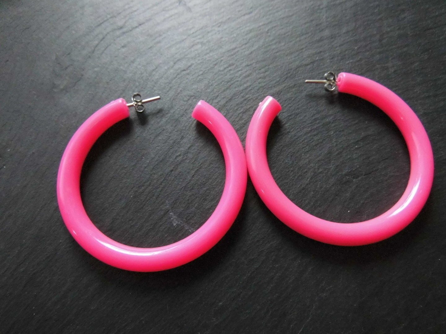Original Vintage Ohrringe aus den 80er Jahren in Pink – Kunststoff Creolen mit Ohrstecker und Ohrstoppern