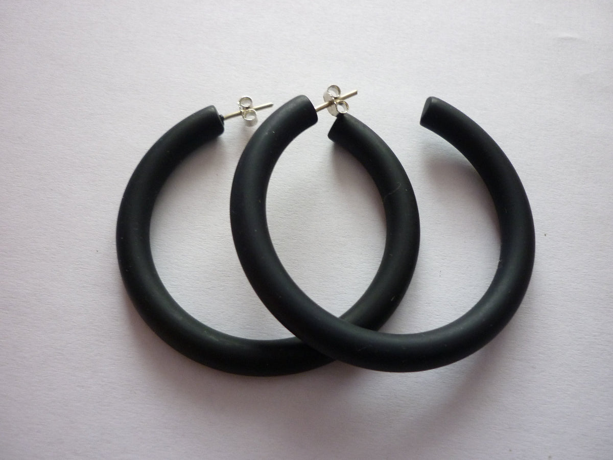 Original Vintage Ohrringe aus den 80er Jahren in Schwarz – Kunststoff Creolen mit Ohrstecker und Ohrstoppern