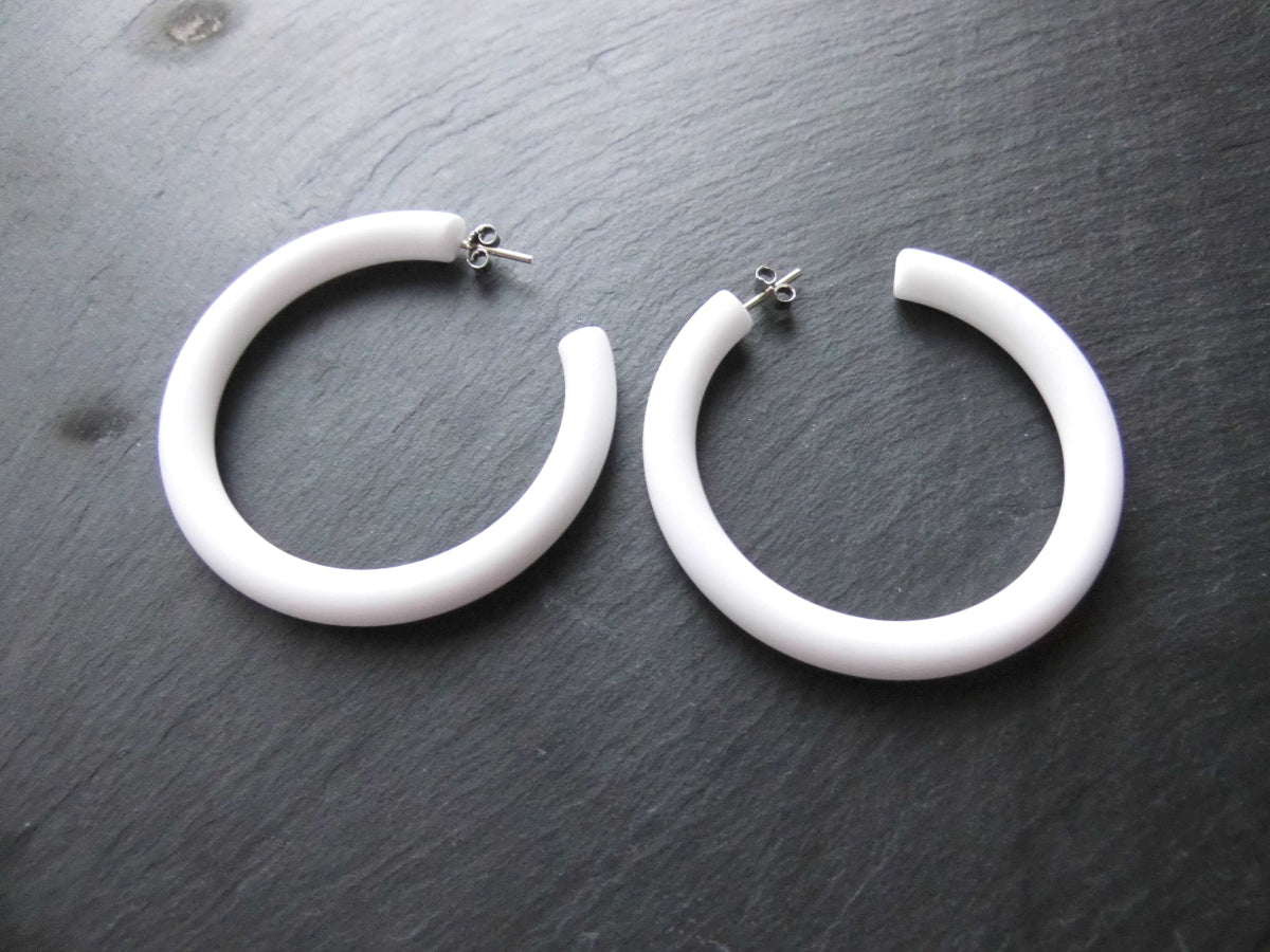 Original Vintage Ohrringe aus den 80er Jahren in Weiß – Kunststoff Creolen mit Ohrstecker und Ohrstoppern